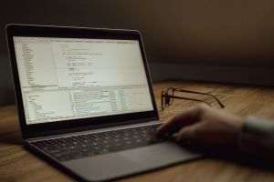 CNBC: Casa Albă discută cu marile companii AI un nou cadru de testare a modelelor avansate